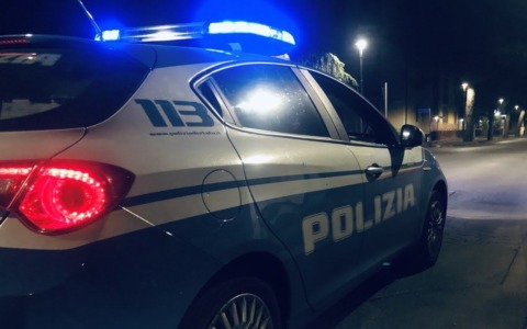 Viola l’ordinanza antibivacco e viene trovato con un coltello