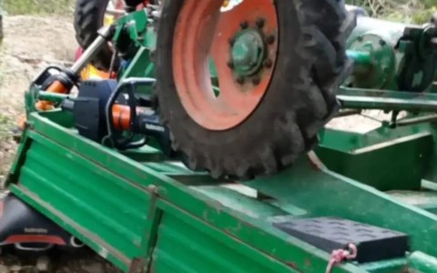 Travolto dal proprio trattore: grave un 75enne