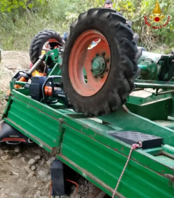 Travolto dal proprio trattore: grave un 75enne