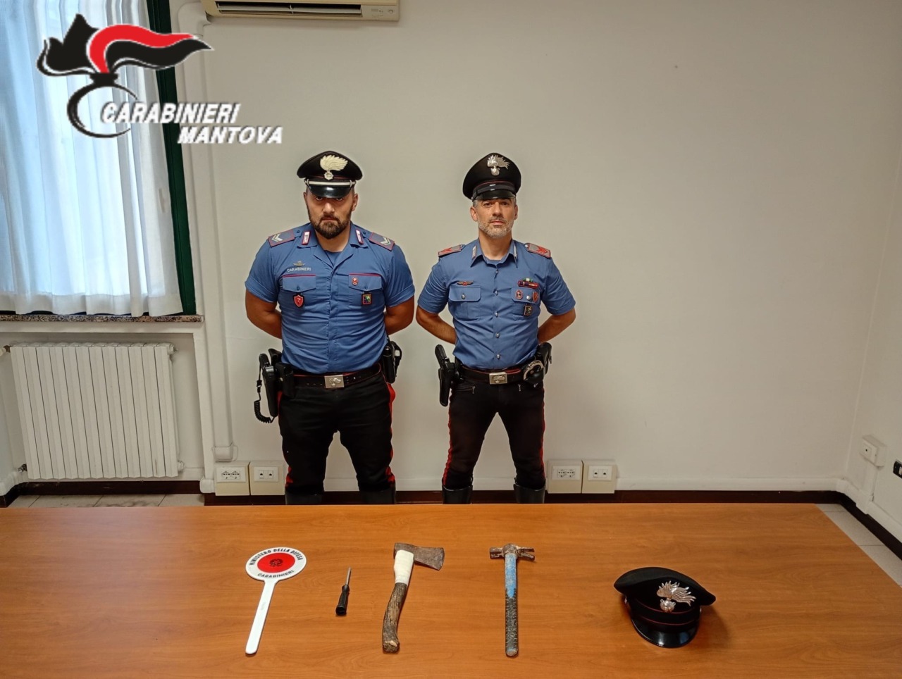 Fermato durante un controllo lo trovano con diverse armi bianche