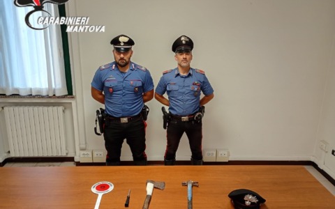 Fermato durante un controllo lo trovano con diverse armi bianche