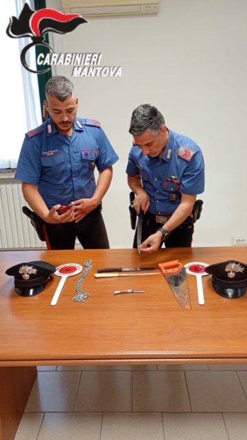 Sorpreso alla guida di un’auto con armi improprie