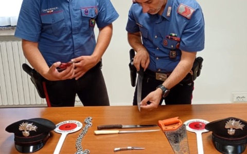 Sorpreso alla guida di un’auto con armi improprie