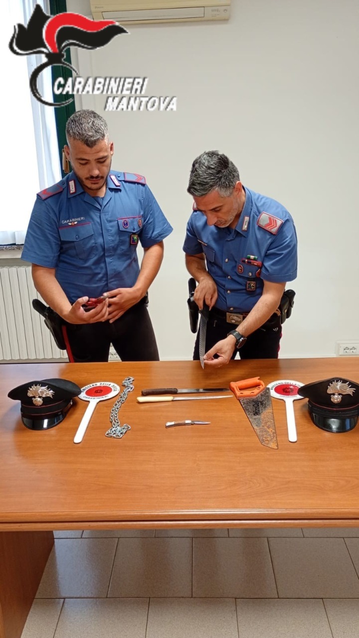 Sorpreso alla guida di un’auto con armi improprie