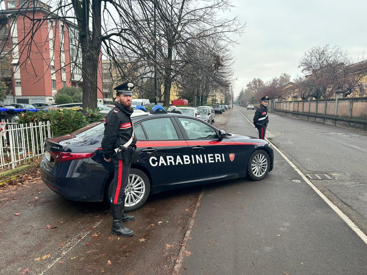 Durante un controllo in un bar si rivolge ai Carabinieri con frasi offensive per poi essere trovato con un coltello ed hashish