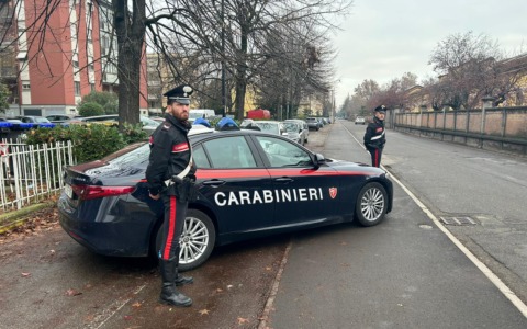 Durante un controllo in un bar si rivolge ai Carabinieri con frasi offensive per poi essere trovato con un coltello ed hashish