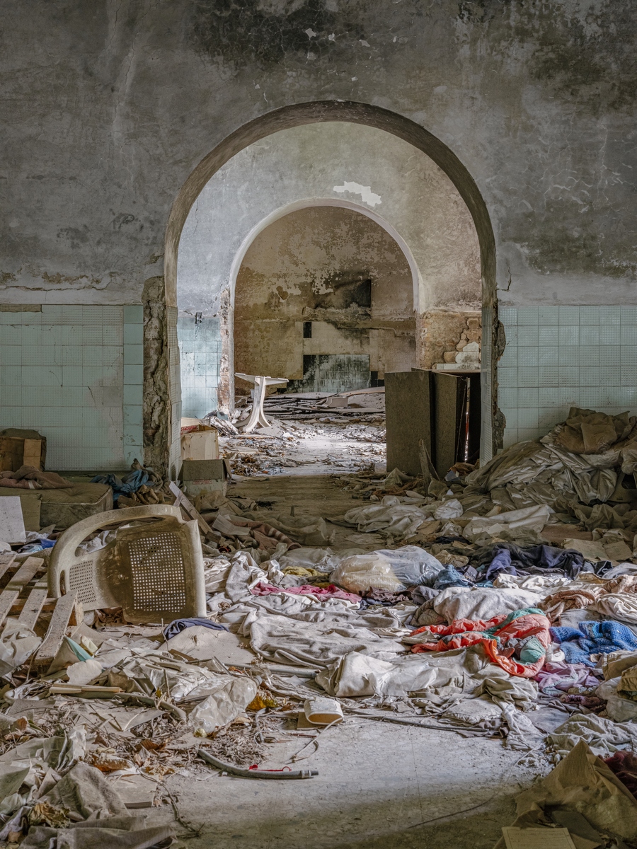 Si apre la mostra “Manicomi italici”, un viaggio fotografico attraverso le ex strutture psichiatriche del nostro Paese