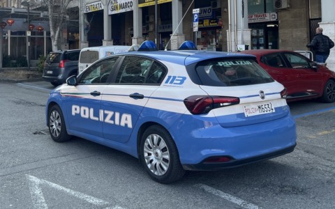 Sotto l’effetto di alcol e droga danneggia dei motocicli ed inveisce contro gli agenti della Polizia di Stato