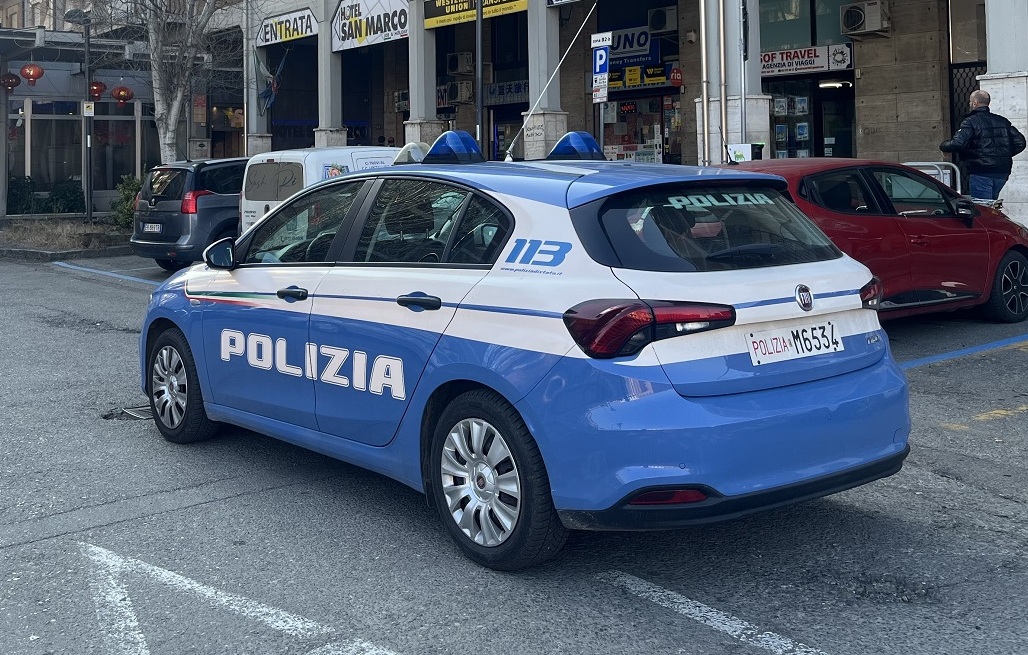 Sotto l’effetto di alcol e droga danneggia dei motocicli ed inveisce contro gli agenti della Polizia di Stato