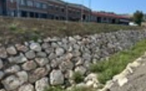 Interventi per un torrente contaminato dagli scarti della produzione ceramica e un’ex area industriale dove gli scavi hanno riportato alla luce amianto interrato