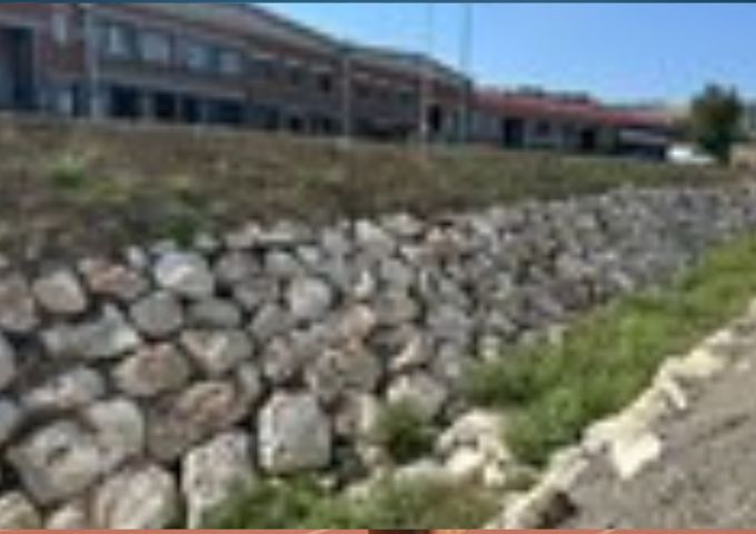 Interventi per un torrente contaminato dagli scarti della produzione ceramica e un’ex area industriale dove gli scavi hanno riportato alla luce amianto interrato