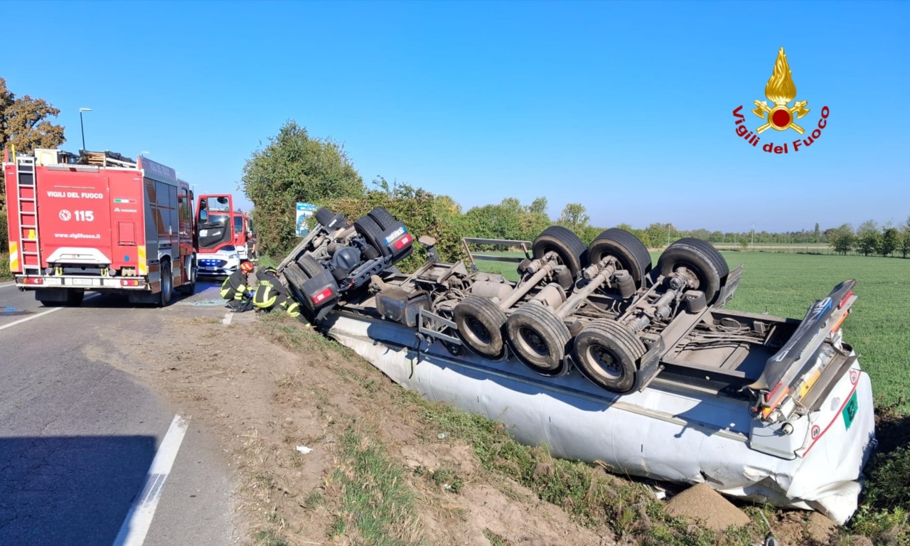 Autoarticolato si ribalta in via Emilia