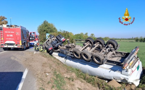 Autoarticolato si ribalta in via Emilia