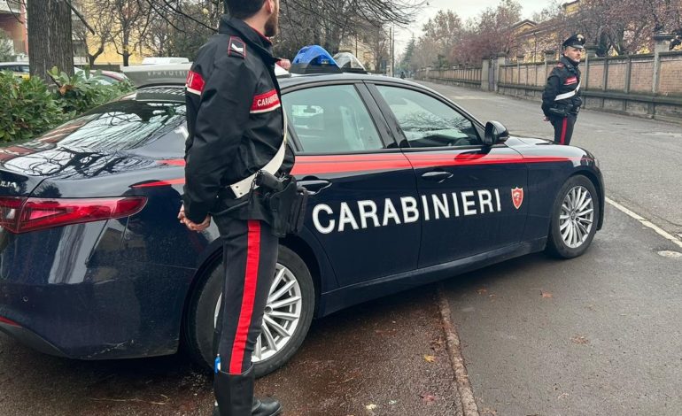 I Carabinieri intercettano e bloccano ladro che poco prima aveva rubato un’auto