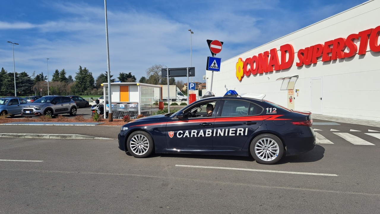 Derubata all’uscita del supermercato: due giovani denunciati
