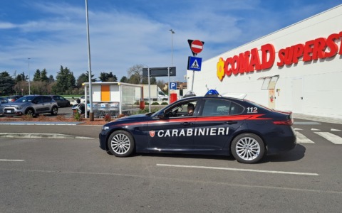 Derubata all’uscita del supermercato: due giovani denunciati