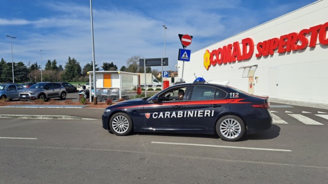 Derubata all’uscita del supermercato: due giovani denunciati
