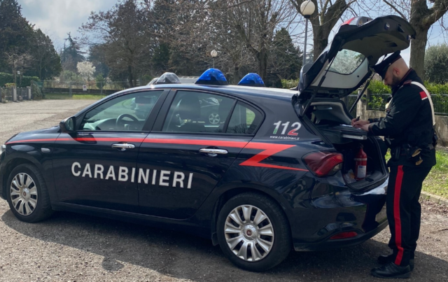Lite in officina per futili motivi: minaccia il dipendente con un cacciavite e lo colpisce con un pugno
