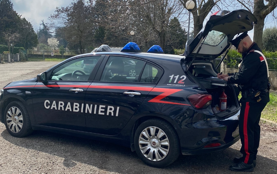 Lite in officina per futili motivi: minaccia il dipendente con un cacciavite e lo colpisce con un pugno