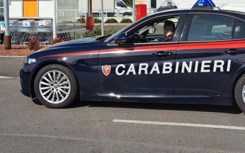 Ruba birre in un supermercato ed aggredisce la guardia giurata che prova a bloccarlo: arrestato dai Carabinieri