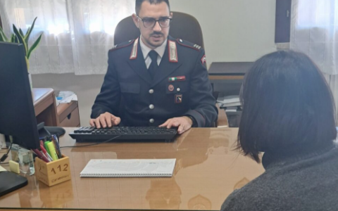 Ossessionato dalla gelosia percuote più volte la compagna: finisce agli arresti domiciliari