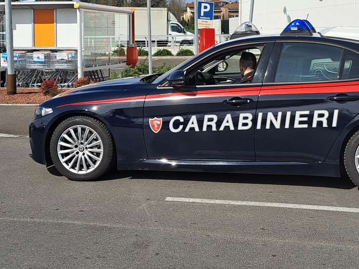 Ruba birre in un supermercato ed aggredisce la guardia giurata che prova a bloccarlo: arrestato dai Carabinieri