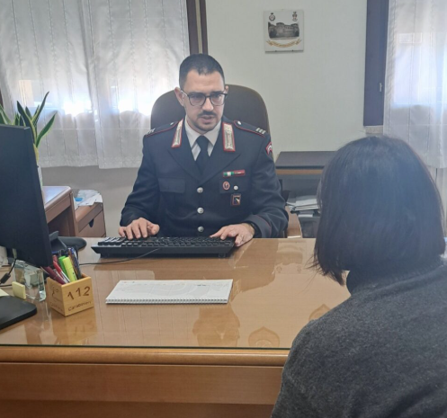 Ossessionato dalla gelosia percuote più volte la compagna: finisce agli arresti domiciliari