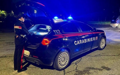 Violenza in famiglia e minacce di morte davanti a figli minori: arrestato cinquantenne