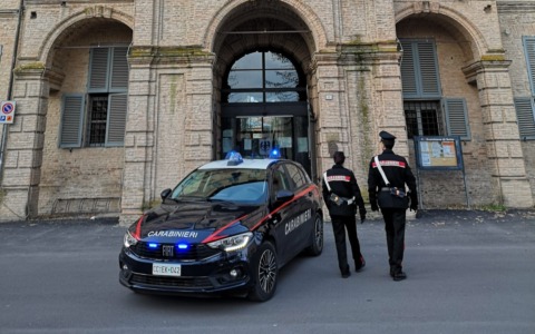 E’ accusato di aver maltrattato la madre per dieci anni: applicato il braccialetto elettronico