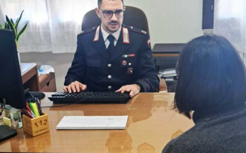 Divieto di avvicinamento e braccialetto elettronico per marito violento anche in presenza del figlio minore