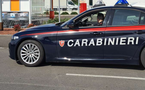 È sorpreso a rubare in un negozio: spintona una commessa prima di essere fermato dai Carabinieri