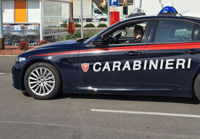 È sorpreso a rubare in un negozio: spintona una commessa prima di essere fermato dai Carabinieri