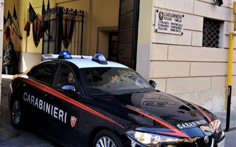 Residente si insospettisce mentre una coppia osserva un’auto in sosta e chiama i Carabinieri