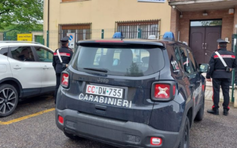 Spaccata in una gelateria di Santa Vittoria con il volto coperto, ma l’abbigliamento li tradisce