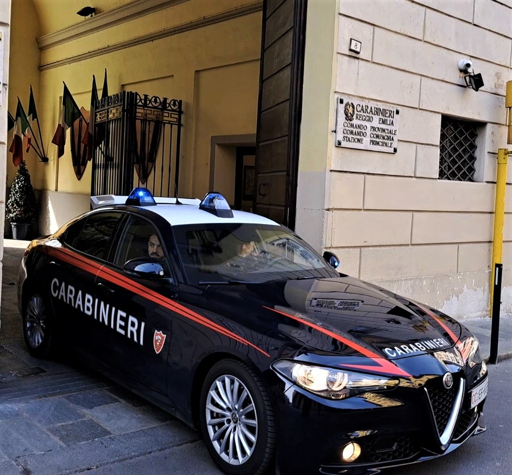 Residente si insospettisce mentre una coppia osserva un’auto in sosta e chiama i Carabinieri