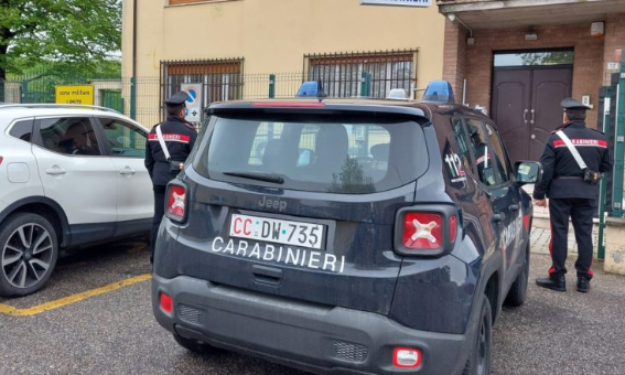 Spaccata in una gelateria di Santa Vittoria con il volto coperto, ma l’abbigliamento li tradisce