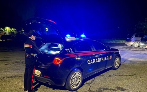 Aggredito con lo spray al peperoncino e rapinato del marsupio in strada