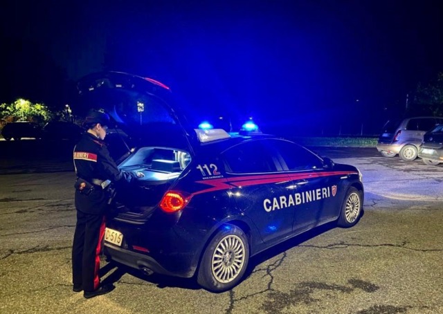 Aggredito con lo spray al peperoncino e rapinato del marsupio in strada