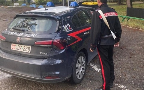 Tenta di asportare un candelabro da una chiesa e poi pentito lo restituisce: denunciato