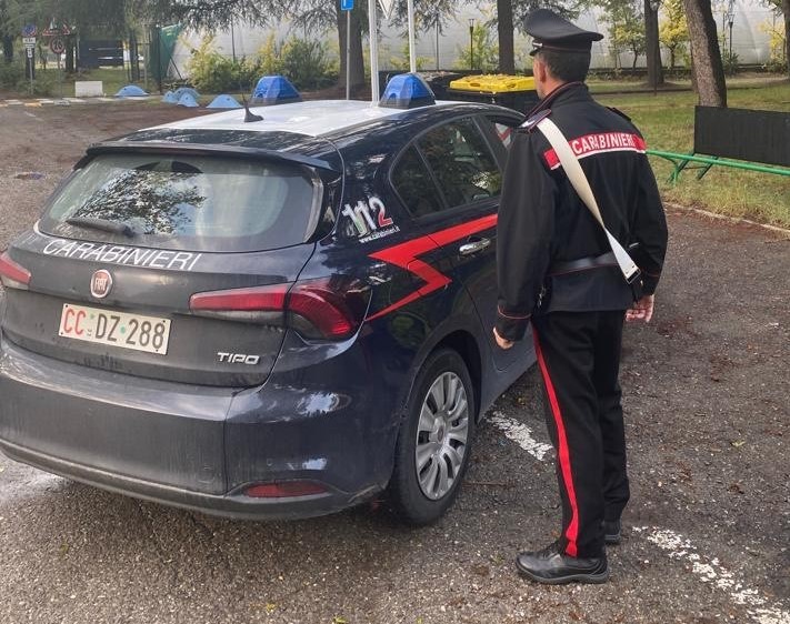 Tenta di asportare un candelabro da una chiesa e poi pentito lo restituisce: denunciato