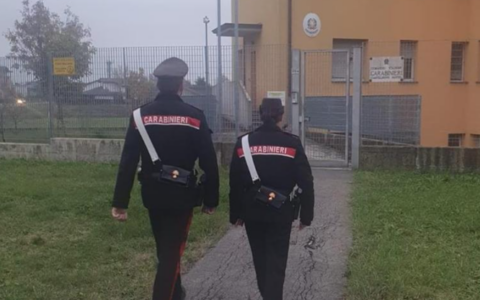 Cinquantenne accusato di maltrattamenti e lesioni nei confronti di moglie e figlia minore