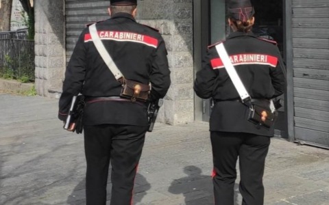 Rubava vestiti firmati in un’azienda di logistica: nei guai un 59enne di Parma
