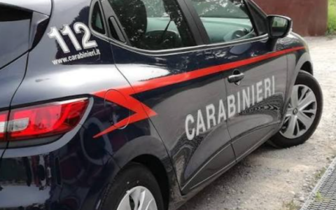 Furiosa lite nelle strade di Boretto: donna estrae coltello contro il fidanzato