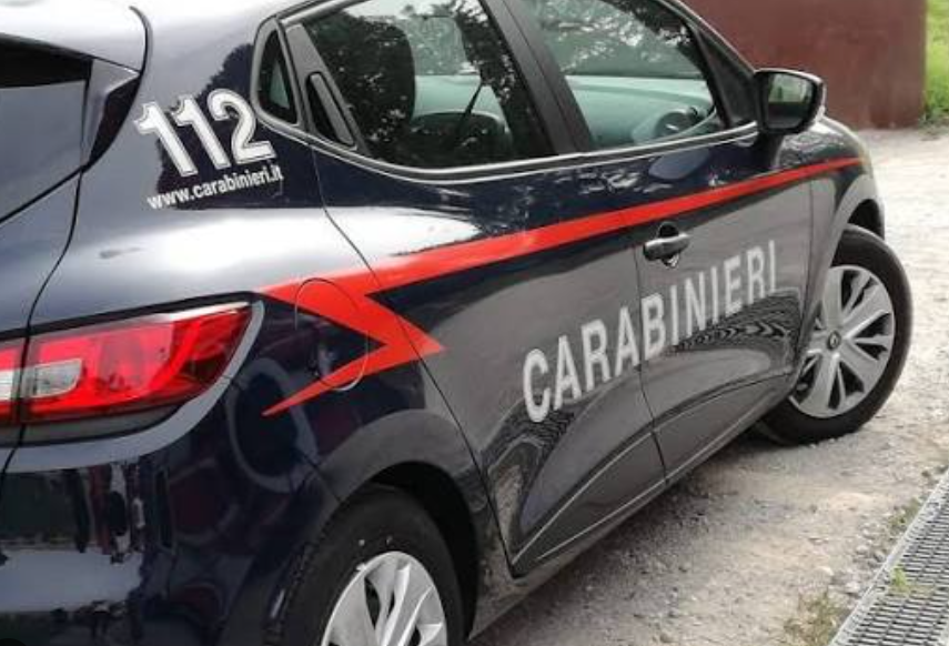 Furiosa lite nelle strade di Boretto: donna estrae coltello contro il fidanzato