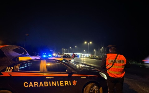 In stato di alterazione aggredisce i passanti e oppone resistenza ai Carabinieri: denunciato