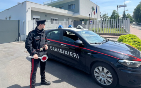 Disturba i clienti in entrata ed uscita da un supermercato anche se su di lui pendeva un divieto di ingresso nel Comune