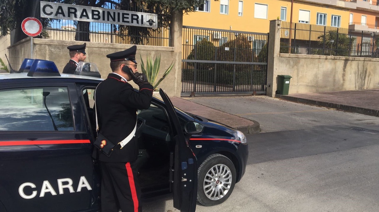 Alla vista della pattuglia tenta una inutile fuga e getta la droga: arrestato 18enne
