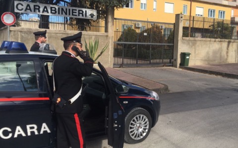 Alla vista della pattuglia tenta una inutile fuga e getta la droga: arrestato 18enne