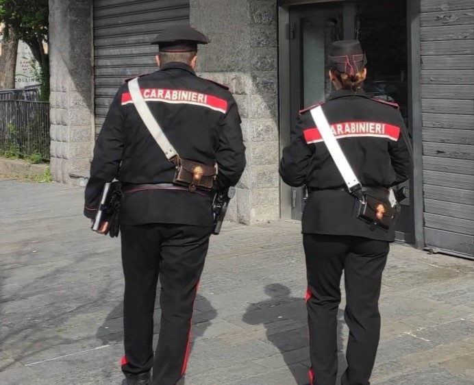 Per mesi vittima di insulti sui social e molestie di persona: denunciato dai Carabinieri un 40enne
