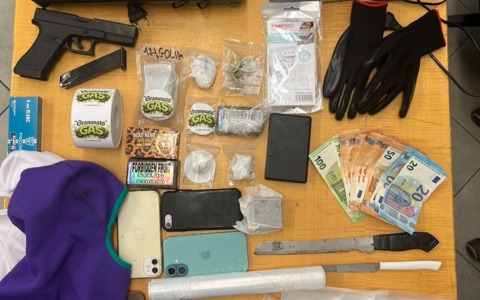 Vede la Volante e tenta di nascondere il borsello con l’hashish: a casa altra droga, una finta pistola e un passamontagna